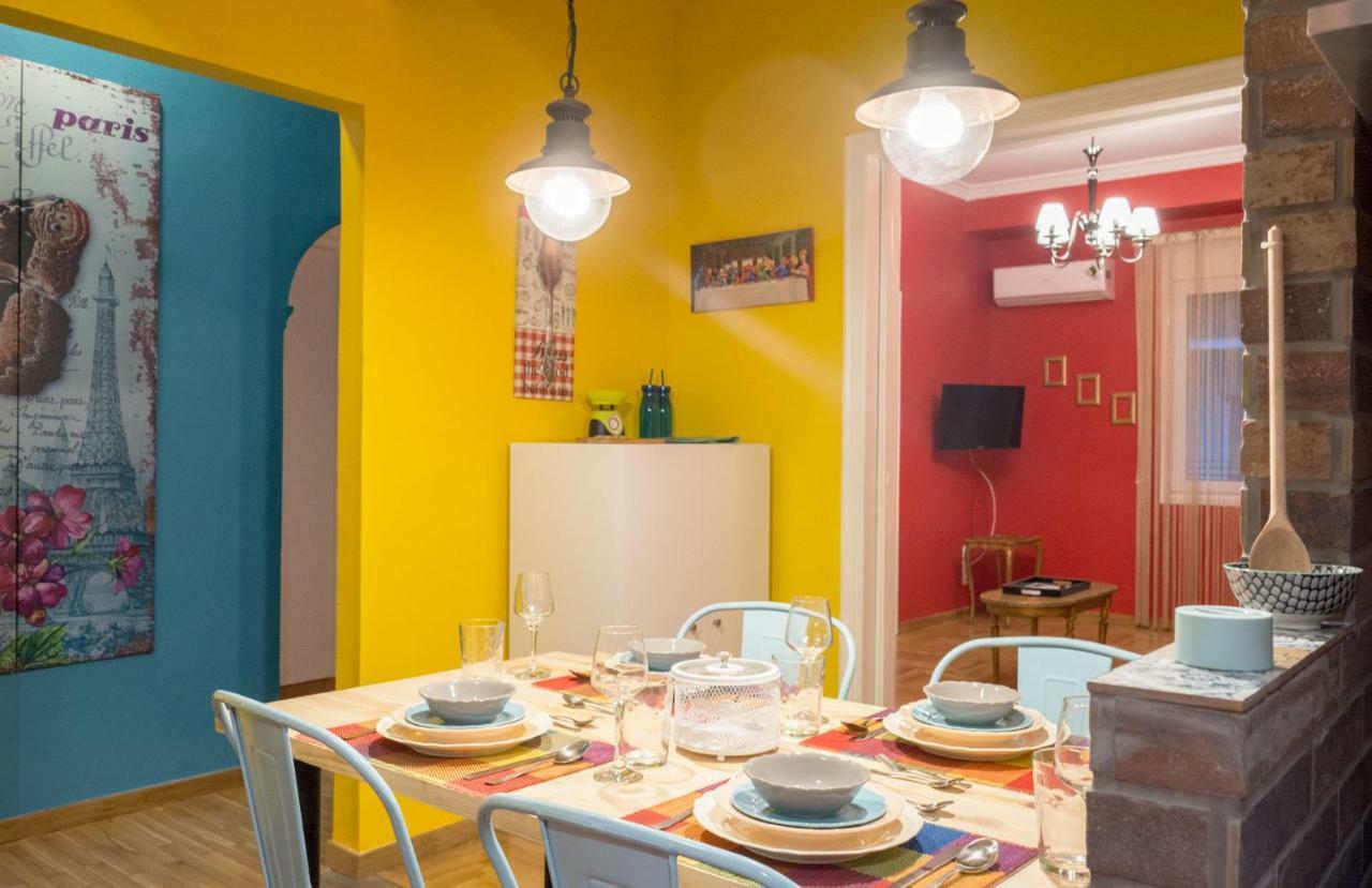 "Casa De Colores", Next To The Metro Athen Eksteriør billede